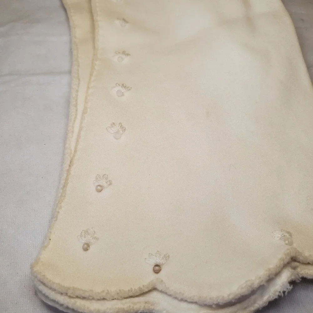 Vintage 1950s American Cotton Scalloped Ladies‎ Gloves With Eyelets. Ivory Color